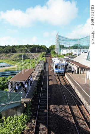 ローカル線の駅と列車 ローカル線の駅と列車 109731785