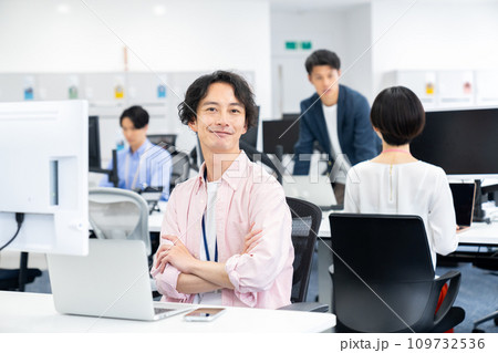 オフィスで働く若いエンジニア 109732536