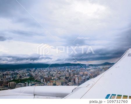 北海道札幌空港から福岡空港に向かい飛行中の飛行機から撮影した福岡市街のビル群 北海道札幌空港から福岡空港に向かい飛行中の飛行機から撮影した福岡市街のビル群 109732760