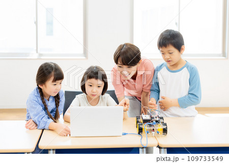 プログラミング教室のワークショップに参加する子供達　撮影協力：中央工学校附属日本語学校 109733549