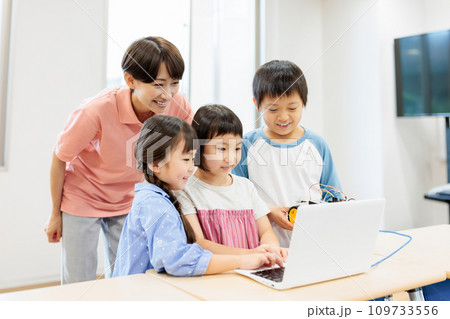 プログラミング教室のワークショップに参加する子供達　撮影協力：中央工学校附属日本語学校 109733556