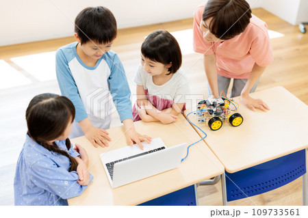 プログラミング教室のワークショップに参加する子供達 撮影協力:中央工学校附属日本語学校 プログラミング教室のワークショップに参加する子供達 撮影協力:中央工学校附属日本語学校 109733561
