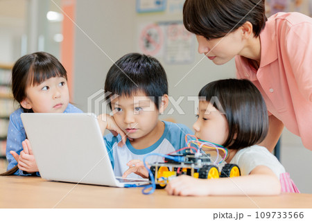 プログラミング教室のワークショップに参加する子供達 撮影協力:中央工学校附属日本語学校 プログラミング教室のワークショップに参加する子供達 撮影協力:中央工学校附属日本語学校 109733566