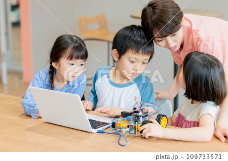 プログラミング教室のワークショップに参加する子供達　撮影協力：中央工学校附属日本語学校 109733571