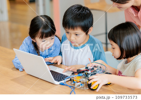 プログラミング教室のワークショップに参加する子供達　撮影協力：中央工学校附属日本語学校 109733573