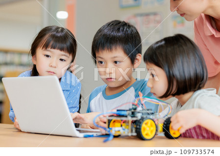 プログラミング教室のワークショップに参加する子供達 撮影協力:中央工学校附属日本語学校 プログラミング教室のワークショップに参加する子供達 撮影協力:中央工学校附属日本語学校 109733574