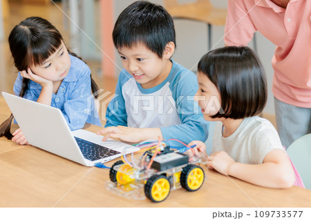プログラミング教室のワークショップに参加する子供達　撮影協力：中央工学校附属日本語学校 109733577