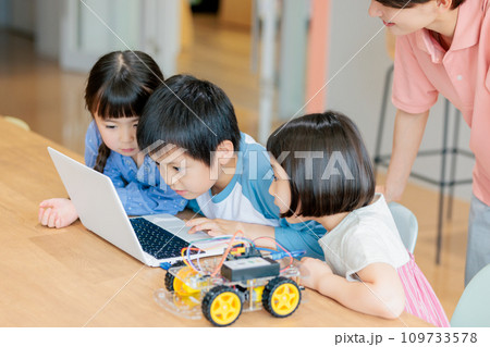 プログラミング教室のワークショップに参加する子供達 撮影協力:中央工学校附属日本語学校 プログラミング教室のワークショップに参加する子供達 撮影協力:中央工学校附属日本語学校 109733578