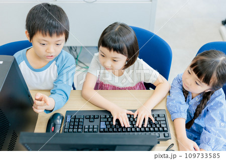 IT教育の授業風景　撮影協力：中央工学校附属日本語学校 109733585