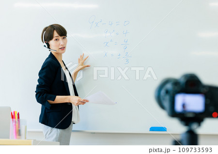 オンライン授業をする女性教師　撮影協力：中央工学校附属日本語学校 109733593