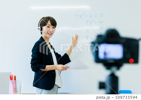 オンライン授業をする女性教師　撮影協力：中央工学校附属日本語学校 109733594