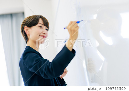 授業をする女性教師 撮影協力:中央工学校附属日本語学校 授業をする女性教師 撮影協力:中央工学校附属日本語学校 109733599