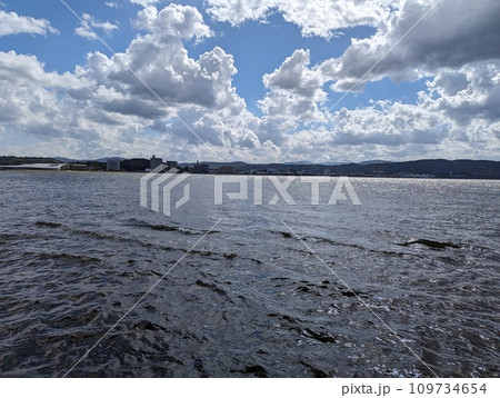 島根県の宍道湖は水辺と空のアート 109734654