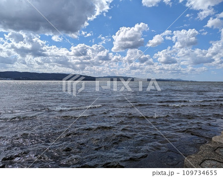 島根県の宍道湖は水辺と空のアート 109734655