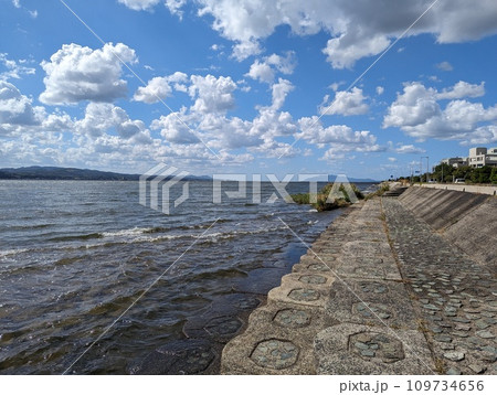 島根県の宍道湖の湖岸 109734656