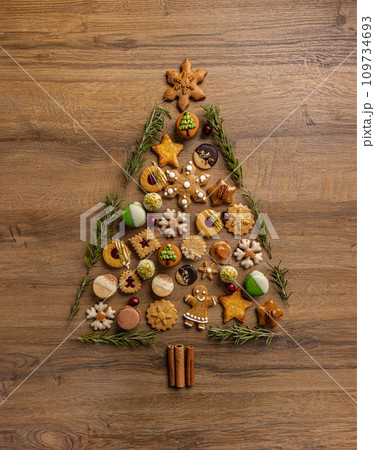 Christmas tree made of tasty cookies 109734693