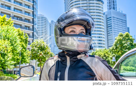 横浜をツーリングする女性ライダー 109735111