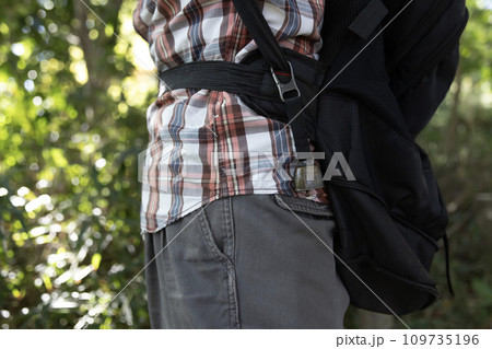 黒いリュックサックに取り付けた熊よけの鈴 黒いリュックサックに取り付けた熊よけの鈴 109735196