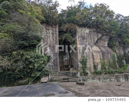 島根県　来待ストーン裏の採石場跡（来待石の採石場跡） 109735493