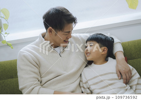 笑顔のパパと息子の写真素材 [109736592] - PIXTA