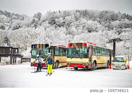 【冬の志賀高原】横手山スキー場_サンバレー行きスキーシャトルバス待機 【冬の志賀高原】横手山スキー場_サンバレー行きスキーシャトルバス待機 109736621