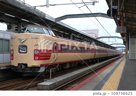出雲市駅に停車中の特急やくも号:381系電車(国鉄色リバイバル編成) 出雲市駅に停車中の特急やくも号:381系電車(国鉄色リバイバル編成) 109736625
