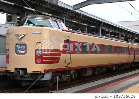 出雲市駅に停車中の特急やくも号：381系電車（国鉄色リバイバル編成） 109736628