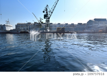 川崎重工神戸工場にドック入りしている海上自衛隊のおやしお型潜水艦 109737018