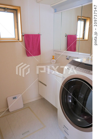 脱衣所洗面所のイメージ素材 109737547