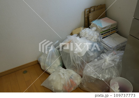 ごみ屋敷ゴミを溜める人部屋にゴミ素材 ごみ屋敷ゴミを溜める人部屋にゴミ素材 109737773