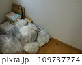 ごみ屋敷ゴミを溜める人部屋にゴミ素材 109737774