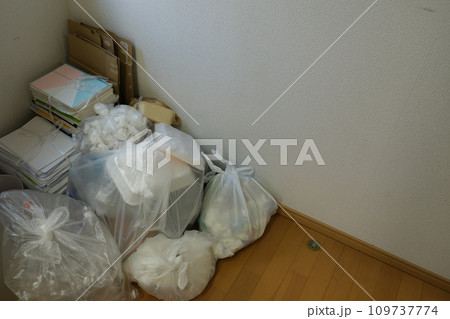 ごみ屋敷ゴミを溜める人部屋にゴミ素材 ごみ屋敷ゴミを溜める人部屋にゴミ素材 109737774