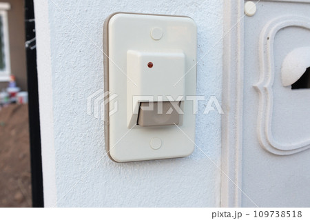 door bell in front of the house 109738518