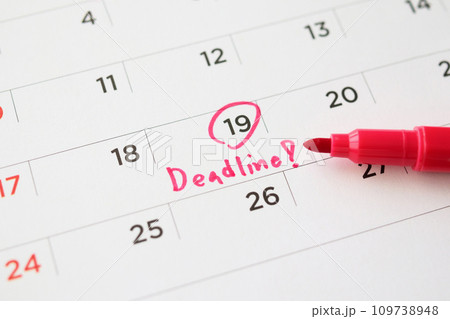 Deadline write on white calendar page date close up 109738948