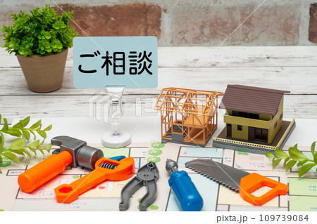 建築中の木造住宅とご相談のイメージ 建築中の木造住宅とご相談のイメージ 109739084