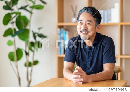 リビングでくつろぐシニア男性。 リビングでくつろぐシニア男性。 109739448