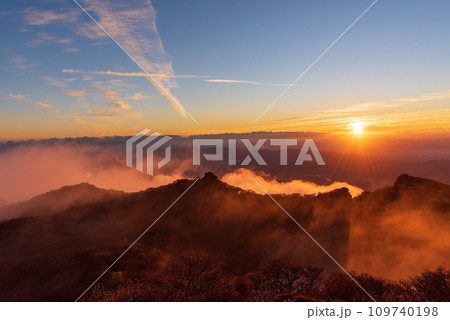 秋の大船山山頂から望む朝日　日本百名山　九重連山　 109740198