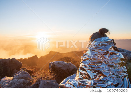 秋の大船山山頂から望む朝日　日本百名山　九重連山　 109740206
