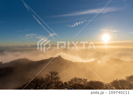 秋の大船山山頂から望む朝日　日本百名山　九重連山　 109740211