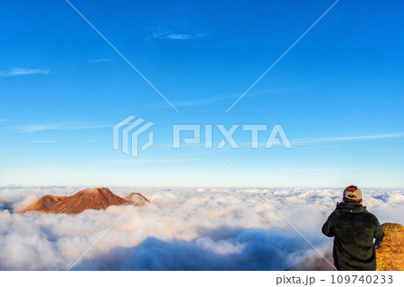 秋の大船山山頂、雲上で迎える朝　日本百名山　九重連山　 109740233