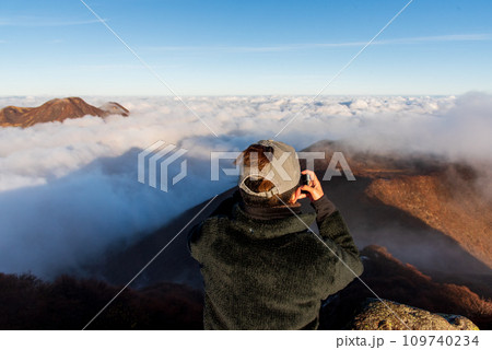 秋の大船山山頂、雲上で迎える朝　日本百名山　九重連山　 109740234