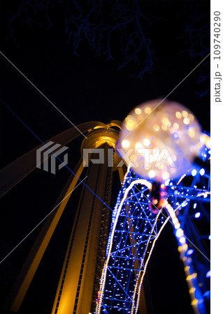 12月クリスマスのライトアップされたイルミネーション 12月クリスマスのライトアップされたイルミネーション 109740290