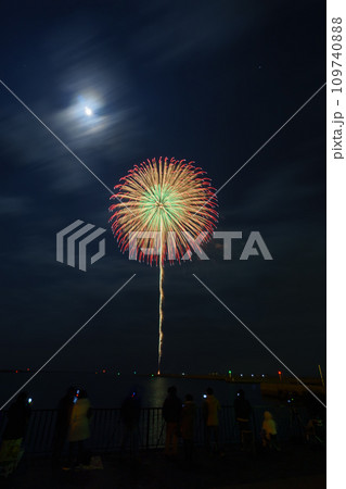 打ち揚げ花火 打ち揚げ花火 109740888