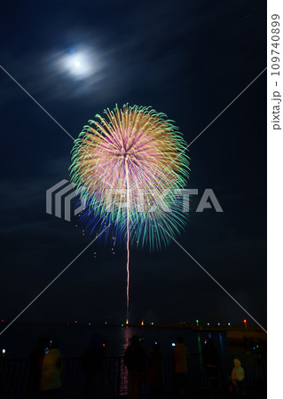 10号玉と連発花火 109740899