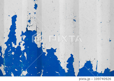 Blue peeling old paint with metal surface fence texture background 109740926