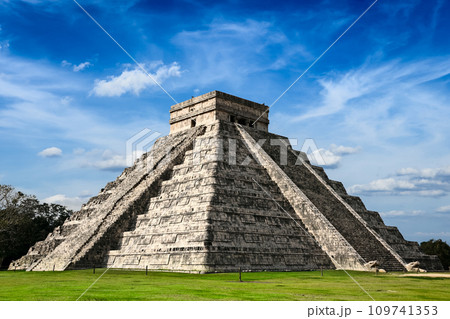 Mayan pyramid in Chichen-Itza, Mexico 109741353