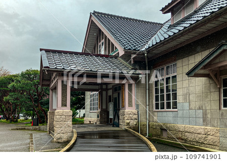 石川県立美術館広坂別館 車寄せ 石川県金沢市 雨 石川県立美術館広坂別館 車寄せ 石川県金沢市 雨 109741901