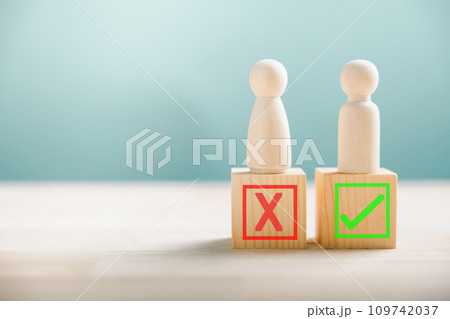 People standing on wooden block depict right and wrong contemplating yes or no. True and false symbols for business choices. Decision-making concept on wood. Think With Yes Or No Choice. 109742037