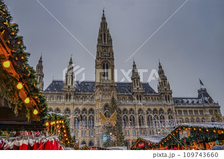 寒々したウイーン市庁舎前広場のクリスマスマーケットの景色 109743660