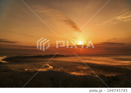 雲海広がる三次盆地の日の出三次市高谷山展望台より 109745785